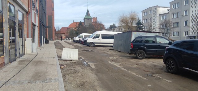 Na Starym Mieście w Malborku problemy z parkowaniem trwają od lat. Nowe inwestycje nie poprawiają sytuacji.