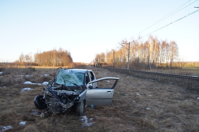 Wypadek w Borsukówce. Pociąg uderzył w samochód. Kierowca uwięziony w środku [FOTO]