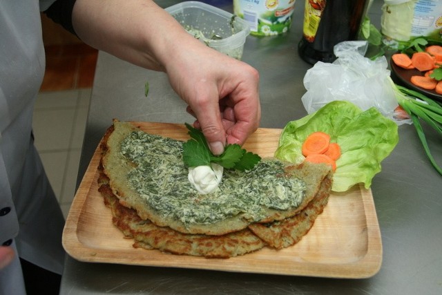 Placek ze szpinakowym nadzieniem poleca restauracja Plackowa Izba w Kielcach.