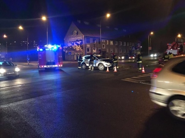 Dwa samochody zderzyły się w niedzielę około godz. 18.00 na skrzyżowaniu ul. Chabrów z Oleską w Opolu. Z pierwszych ustaleń policji wynika, że kierowca jednego z nich mógł wjechać na skrzyżowanie na czerwonym świetle. Na miejscu, oprócz policjantów, byli też strażacy (8 osób), którzy posprzątali miejsce zdarzenia.