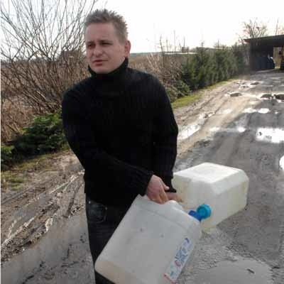 Dwa razy w tygodniu Rafał Wieczorek musi przytargać do domu wielkie baniaki z wodą. - Czy to normalne, aby wodę ze wsi wozić do miasta? - pyta