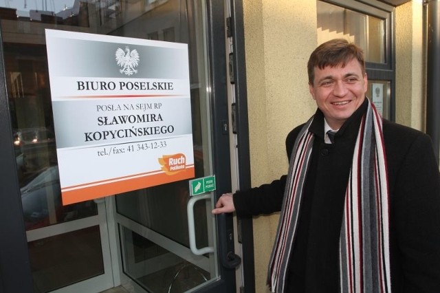 Poseł Kopyciński tryskał humorem. Na zdjęciu przed wejściem do swojego biura przy ulicy Warszawskiej 31 w Kielcach.