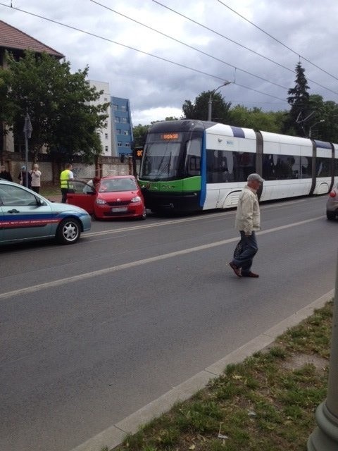 - Wypadek na Arkońskiej przy szpitalu zajechał drogę tramwajowi - informuje nasz Internauta Leszek