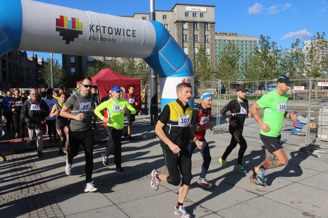 W niedzielę 8 listopada w centrum Katowic odbyło się wielkie sportowe wydarzenie w ramach Movember Polska 2015 – Bieg dla Jaj na dystansie 10 km. Impreza organizowana jest dzięki wsparciu wolontariuszy z Fundacji Kapitan Światełko oraz Uniwersytetu Ekonomicznego w Katowicach pod patronatem Prezydenta Miasta Katowice. Bieg jest częścią akcji Movember, która ma na celu edukowanie mężczyzn, małych i dużych, w zakresie profilaktyki nowotworowej, raka jąder i prostaty.Podczas Biegu dla jaj jest mierzony czas profesjonalnymi urządzeniami pomiarowymi, rozdawane nagrody, każdy uczestnik otrzymuje numer startowy. Zawodnicy pobiegli ulicami Katowic wspólnie z wąsaczami, panami bez zarostu, brodaczami oraz wszystkimi paniami, które będą chciały wesprzeć akcję Movember oraz swoich mężczyzn tudzież po prostu uczestników. Trasa na dystansie 10 km przebiegała ulicami centrum Katowic, włączając w to charakterystyczne dla stolicy Śląska miejsca, takie jak np. Spodek, NOSPR czy Muzeum Śląskie. W kategorii kobiet najlepsze okazały się: Ewelina Puchała (00:47:23.24), Małgorzata Siwek (00:48:25.04) i Anna Gemza (00:49:29.05). W kategorii mężczyzn najlepsi byli: Marcin Szmukier (00:37:09.18), Dariusz Keller (00:37:29.98) oraz Łukasz Szymczak (00:37:38.28). Najstarszym z biegnących był Pan Edward Kurek (76 lat), który dobiegł do mety z wynikiem 01:05:17.09.Każdy uczestnik na mecie otrzymał medal w kształcie logo akcji Movember Polska. Trofea oraz nagrody dla najlepszych ufundowali pracownicy Uniwersytetu Ekonomicznego w Katowicach oraz Fundacja Giesche. W imieniu władz Uniwersytetu, w szczególności Prorektora ds. Internacjonalizacji i Marketingu prof. Sławomira Smyczka, który jest ambasadorem akcji, zwycięzców na podium uhonorował rzecznik uczelni Marek Kiczka, także ambasador Movember. Akcję licznie wspierają także kobiety, co można było szczególnie zaobserwować na trasie oraz mecie.W biegu wziął udział również minister sprawiedliwości dr Borys Budka, zapalony biegacz i maratończyk. Na mecie powiedział, że biegaczem po prostu się jest i że nie mogło go zabraknąć podczas biegu w tak szczytnym celu. Trasę ukończył z czasem 00:40:16.66, zajmując 7. miejsce. Borys Budka jest także pracownikiem Uniwersytetu Ekonomicznego w Katowicach, zatrudnionym w Katedrze Prawa na Wydziale Finansów i Ubezpieczeń.BIEG DLA JAJ WIDEO