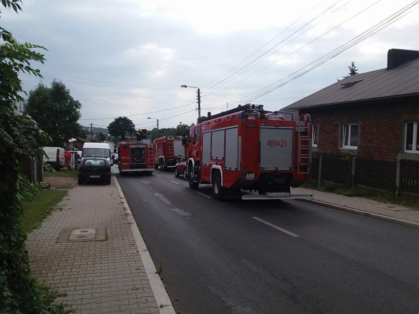 Pali się przybudówka sklepu w Jaworznie. Na miejscu jest 7 zastępów strażaków