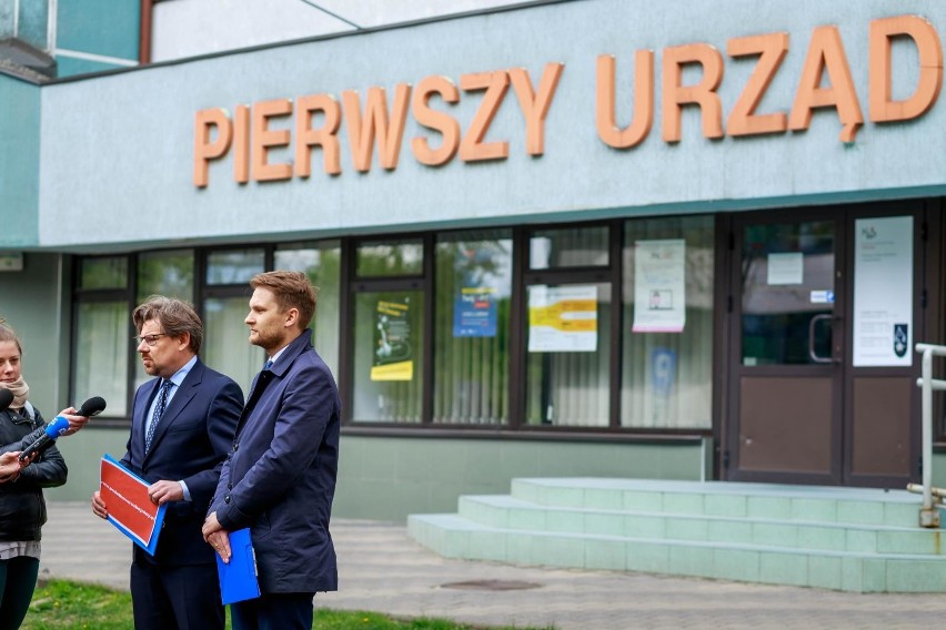 Posłowie PO-Koalicji Obywatelskiej Piotr Misiło (z lewej) i...