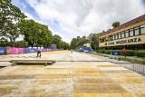 Igrzyska Europejskie 2023 w Krakowie. Ulica Bulwarowa w Nowej Hucie zamieniła się w trybunę do oglądania zmagań triathlonistów