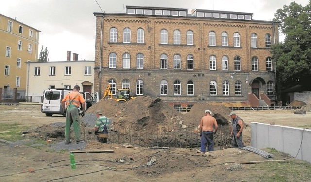 W tym miejscu powstanie boisko wielofunkcyjne do piłki ręcznej, koszykówki i siatkówki, a także siłownia. Teren będzie oświetlony i zostanie objęty monitoringiem, by chronił przed wandalami