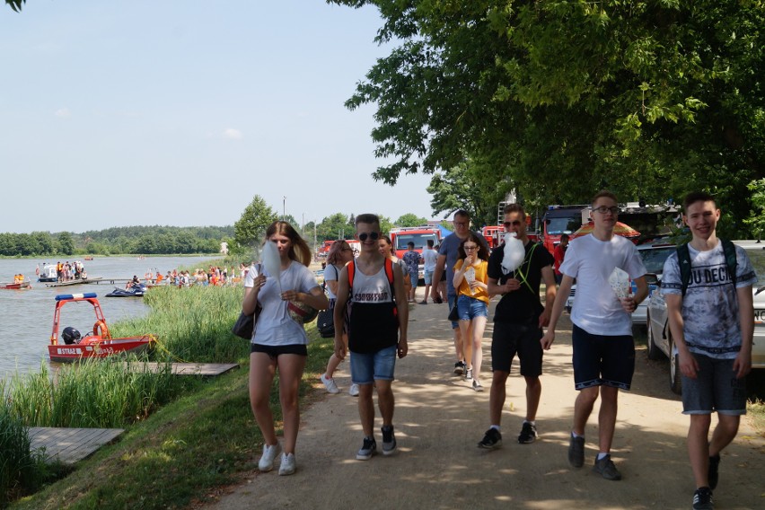 Maków Maz.: Bezpieczne wakacje z makowską policją i strażą pożarną dla dzieci i młodzieży nad zalewem