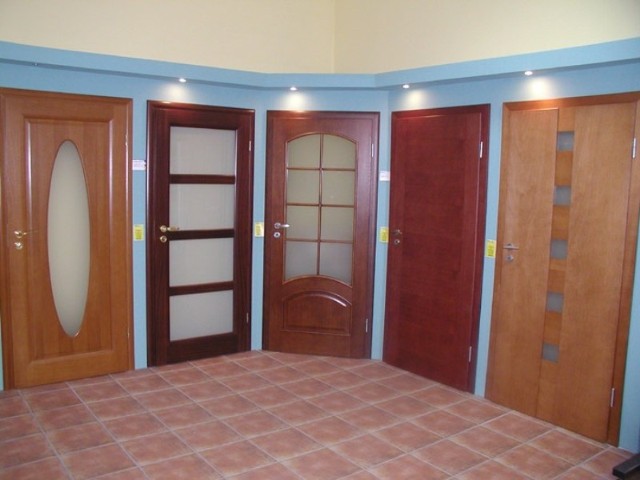 Drzwi do łazienek montowane są w ten sposób, że otwierają się do przedpokoju, a drzwi do pokojów - do środka.