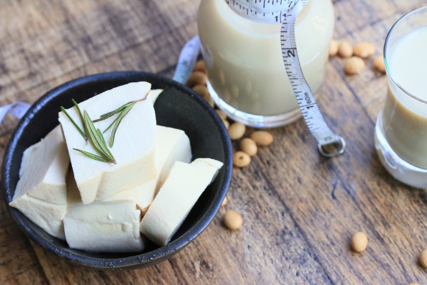 Sok z kiszonych ogórków w szybki sposób przemieni tofu w...