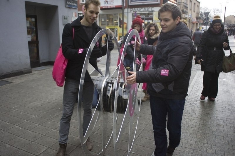 Uliczna akcja przed festiwalem "Ale Kino".