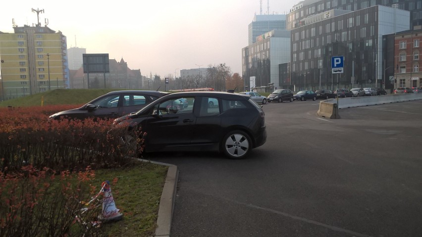 "Mistrz parkowania" z Gdyni i jego BMW przed ECS-em w...