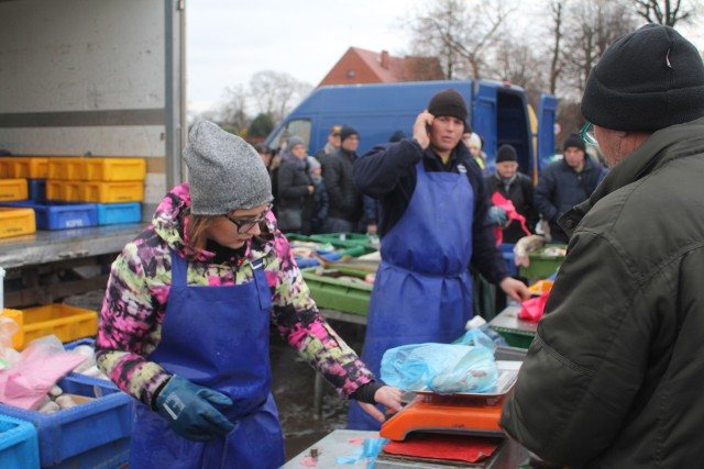 W okresie przedświątecznym wzrósł popyt na ryby. Na zdjęciu: stoisko Waldemara Wiśniewskiego