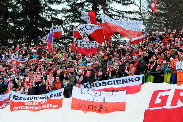 W niedzielnym konkursie indywidualnym Polaków zabrakło w pierwszej 10. Najlepsi na Wielkiej Krokwi byli: Stefan Kraft, Robert Johansson i  Yukiya Sato (Japonia) 273,3 pkt (133 m i 131,5 m). 5 naszych skoczków zakwalifikowało się do drugiej serii - Kubacki był 12., Żyła 19., Wolny 22., Wąsek 27, a Kot 30. Już po pierwszym skoku z dalszej rywalizacji odpadł Kamil Stoch