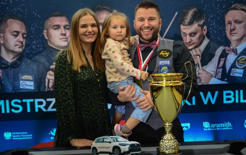 Sebastian Batkowski z rodziną, po odebraniu tytułu MVP...