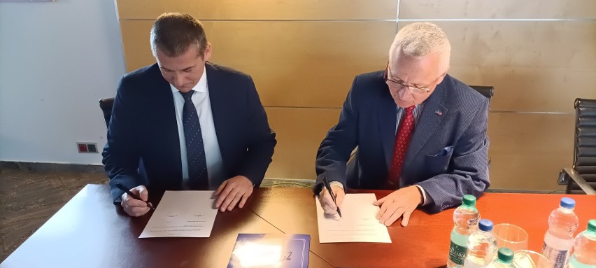 Porozumienie o współpracy podpisali Marek Dębicki, dyrektor...