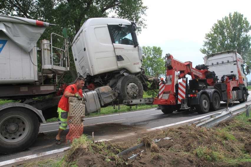 Zderzenie dwóch ciężarówek na DK8. Jedna wpadła do rowu [ZDJĘCIA]