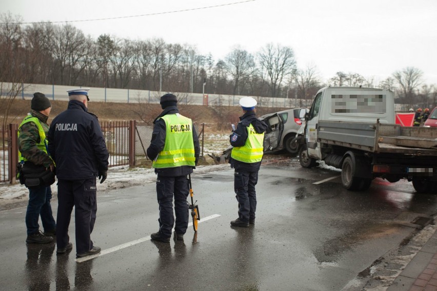 Śmiertelny wypadek w Stanisławicach. Dwa samochody zderzyły się czołowo [ZDJĘCIA]