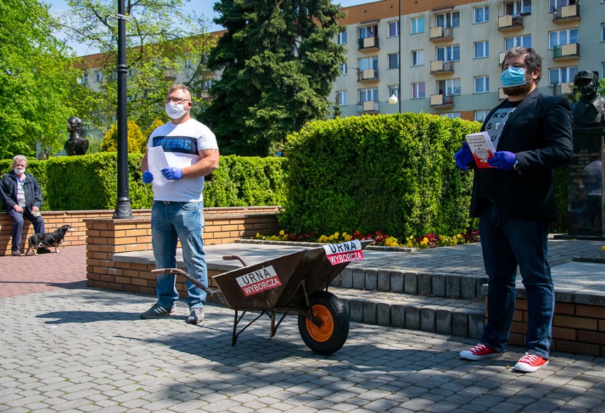 Protest w Tarnobrzegu. Wrzucili głosy "przeciwko państwu PiS" do taczki [ZDJĘCIA]