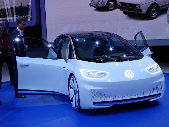 Volkswagen I.D. Concept W odróżnieniu od Genewy, która prezentuje motoryzacyjne nowości co roku, impreza nad Sekwaną odbywa się co dwa lata, na przemian z targami we Frankfurcie nad Menem. Warto przypomnieć, że paryska wystawa jest organizowana od 1898 roku. Fot. Ryszard M. Perczak