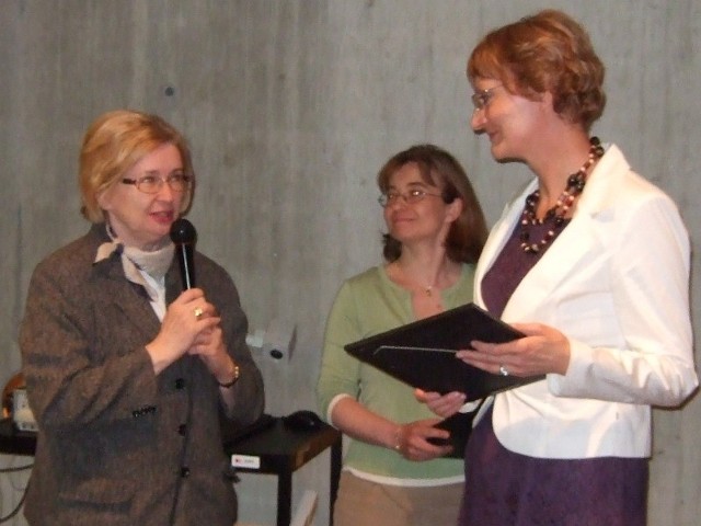 Nagrody, dyrektor Małgorzacie Piekarskiej, wręczyła Elżbieta Stefańczyk, prezes StowarzyszeniaBibliotekarzy Polskich