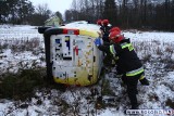 Dostawczak wypadł z drogi i przewrócił się na bok