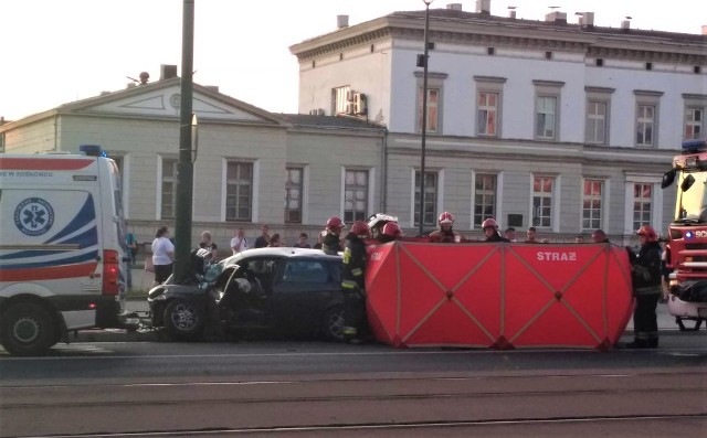 Dramatyczny wypadek w Sosnowcu: 22-latek alfą romeo wbił się w stalową latarnię