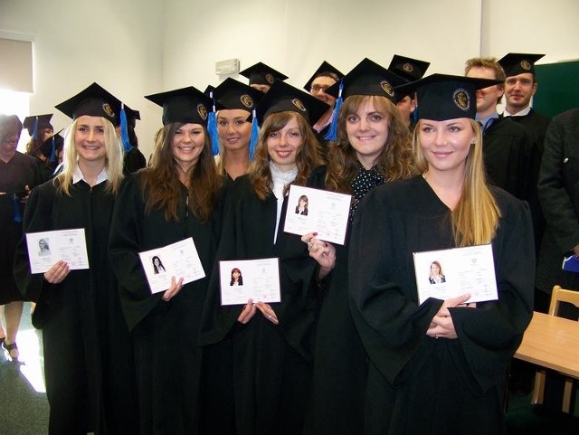Rozdanie dyplomów absolwentom kierunku prawo na UO w roku akademickim 2010/2011.