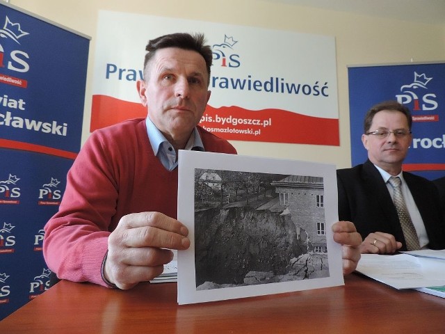 Marek Słabiński i Jerzy Gawęda prezentują zdjęcia dokumentujące katastrofę górniczą, do której w 1977 roku doszło w Wapnie.