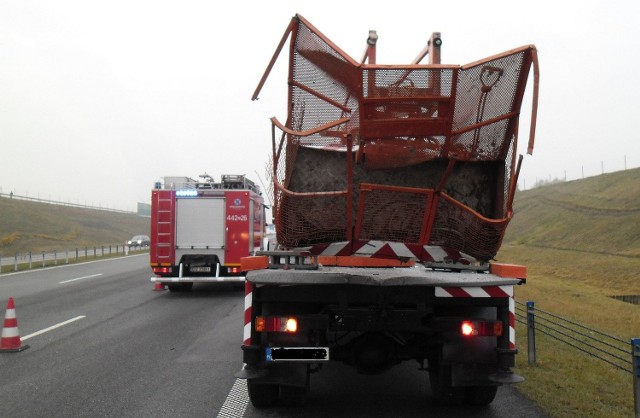 W środę około g. 7.45 na A1 niedaleko węzła "Grudziądz" w stronę Torunia zderzyły się: ciężarówka oraz ciężarówka z naczepą. To drugie auto wjechało w tył jadącego przed nim wozu z ruchomym podestem. 