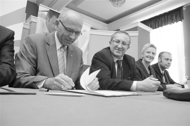 Umowę o fuzji podpisali prezesi ZA Tarnów Jerzy Marciniak (z lewej) i ZAK Krzysztof Jałosiński oraz członkowie zarządów obu firm. (fot. Daniel Polak)