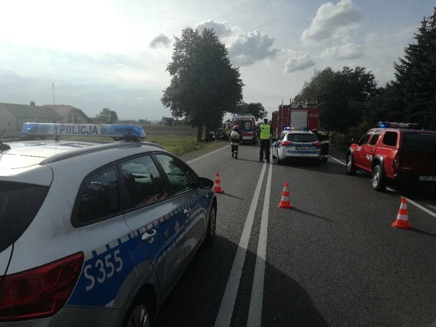 Wypadek na krajowej "74" w Gołoszycach w powiecie opatowskim. Dwie osoby zostały ranne, droga jest zablokowana