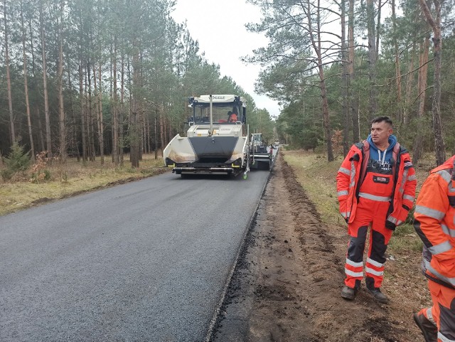 Drogowcy ukończyli wylewanie masy asfaltowej na 1,5-kilometrowym odcinku drogi powiatowej Zawyki – Doktorce (gmina Suraż).