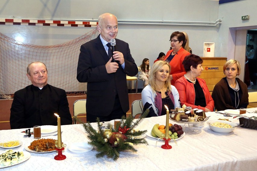 Wigilia dla osób starszych i samotnych w Morawicy. Dzieci z Dębskiej Woli przygotowały jasełka