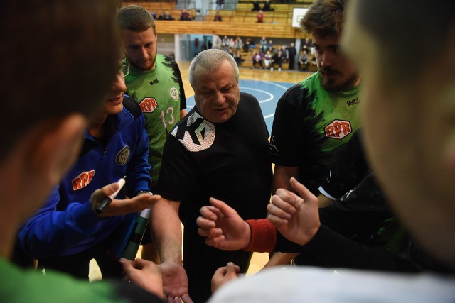 Chwia przerwy i trener Ireneusz Łuczak objaśnia zawodnikom co zrobić żeby wygrać