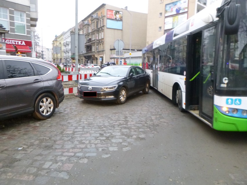 Kierowca zablokował przejazd w centrum Szczecina. Skończył z mandatem i odholowaniem