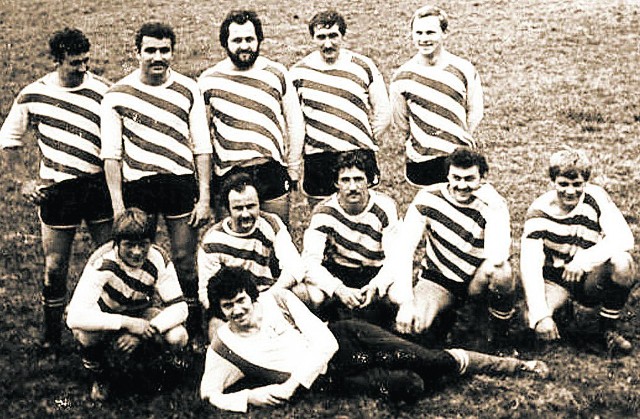 Zdjęcie drużyny z Łowkowic z 1981 roku. W górnym rzędzie od lewej: R. Majer, Z. Bączek, B. Pollak, G. Hulin, B. Felka. Dolny rząd od lewej: Z. Raczek, H. Polak, B. Ofiera, J. Pawliczek, J. Pawliczek, J. Cichoń (bramkarz).