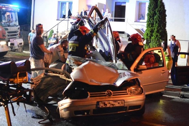 Do tragicznego w skutkach wypadku drogowego doszło w miniony czwartek (12.07) na ul. Padarewskiego w Grudziądzu. W wyniku zderzania dwóch pojazdów zginęła jedna osoba. Ofiara to 18-letni pasażer golfa. Oto wideo i zdjęcia z miejsca wypadku.Do wypadku doszło około godz. 22.25. Na ul. Paderewskiego zderzyły się dwa vw golfy. Pojazdami podróżowało łącznie pięć osób.Wypadek spowodował najprawdopodobniej kierowca srebrnego samochodu, który stracił panowanie nad autem. Siła uderzenia była bardzo duża. Wszyscy pasażerowie tego pojazdu byli uwięzieni. Strażacy musieli użyć specjalistycznych narzędzi hydraulicznych, by wydostać ich na zewnątrz. Dwie osoby z drugiego samochodu w chwili przyjazdu służb na miejsce były już poza pojazdem.Zobacz także: Wypadek pod Chełmnem. Nie żyje 31-letni policjant [zdjęcia]Srebrnym golfem podróżowali młodzi ludzie - 19-letni kierowca, oraz 18-letni: kobieta i mężczyzna. W szpitalu zmarł pasażer tego pojazdu. Drugim autem jechał 45-letni mężczyzna i 43-letnia kobieta.Na miejscu pracowali policjanci, strażacy i pięć karetek pogotowia. Ranni zostali przewiezieni do szpitali w Grudziądzu i Świeciu.Droga była zablokowana przez kilka godzin. WIDEO: Wypadek na ul. Paderewskiego w Grudziądzu: