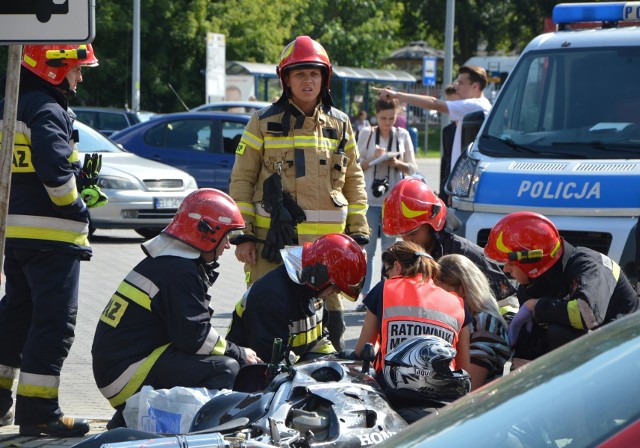 Młoda motocyklistka we wtorek (3 września) ucierpiała w wypadku drogowym na ul. Starorzecze w Łowiczu. Z relacji świadków wynika, że 18-latka z powiatu łowickiego zagapiła się i podczas wykonywania manewru skrętu w lewo zajechała drogę nadjeżdżającemu z przeciwka autu.CZYTAJ DALEJ NA NASTĘPNYM SLAJDZIE