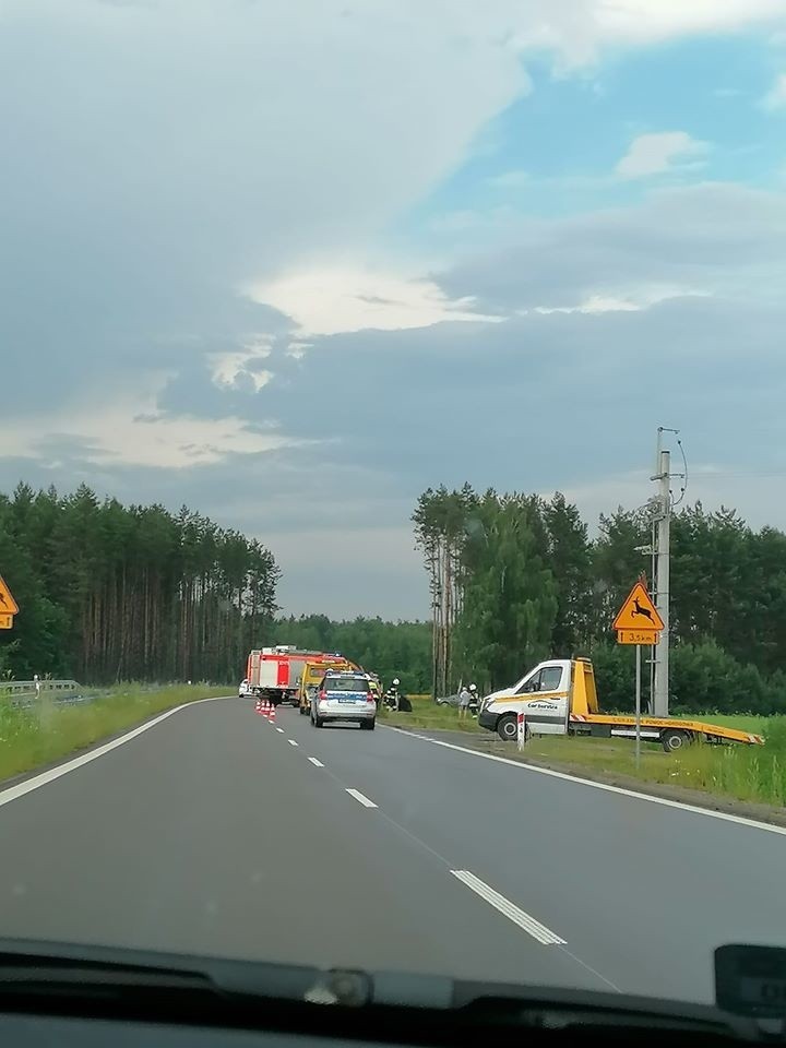 Turośń Dolna. Wypadek na DW 682. Auto wypadło z drogi i dachowało [ZDJĘCIA]