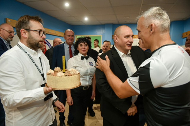 Sukcesem Biało-Czerwoni uczcili 56 urodziny Wojciecha Bartnika, byłego utytułowanego pięściarza, ostatniego medalisty olimpijskiego w boksie z naszego kraju, a obecnie trenera męskiej kadry narodowej.