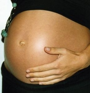 Przed kobietą w ciąży stoi wiele dylematów. Gdzie rodzić, to jeden z nich.
