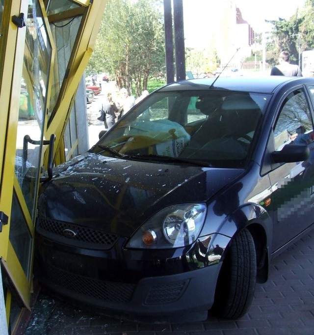 Kierowca tego samochodu, zdaniem policjantów, nie umiał racjonalnie wytłumaczyć, dlaczego jego auto zatrzymało się w sklepowych drzwiach.