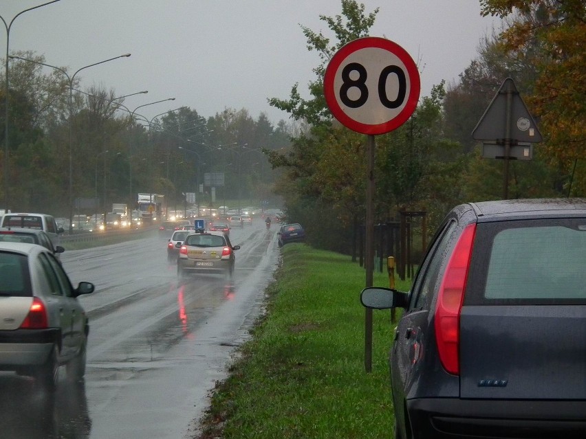 Kierowcy: Wrak auta zostawiony przy Niestachowskiej jest...