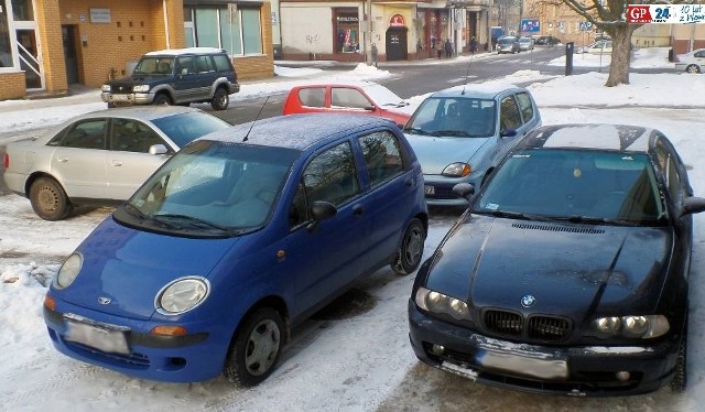 Za takie parkowanie w miejscach niedozwolonych kierowcom grożą mandaty i punkty karne.