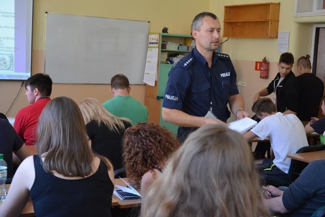 Spotkanie funkcjonariuszy policji i straży granicznej z młodzieżą oraz dyskusja na temat handlu ludźmi.