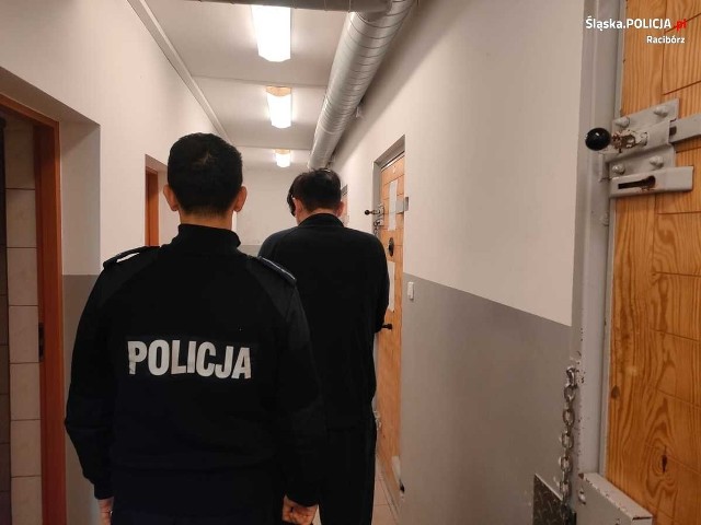 Jak ustalili policjanci, 21 i 32-latek dopiero co przywieźli sporą ilość marihuany z Czech. Mężczyźni zostali zatrzymani i trafili do policyjnego aresztu. Za przemyt narkotyków grozi im kara do 5 lat więzienia.