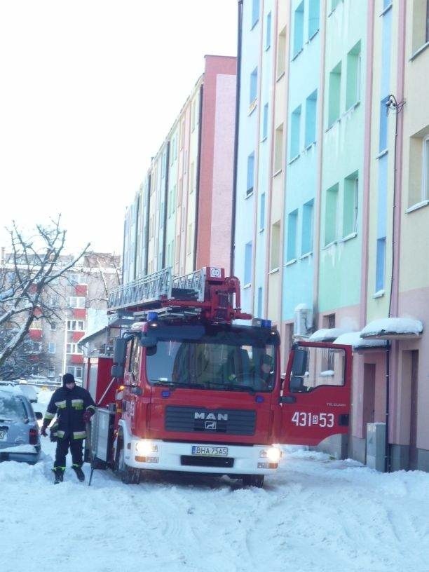 Sople zwisające z dachu i bryły lodu na rynnie bloku w centrum miasta usuwali strażacy.