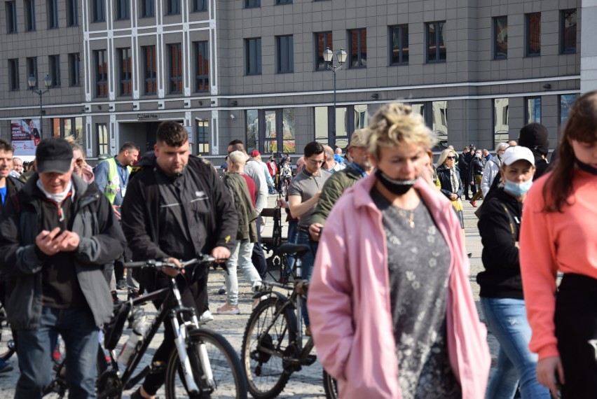Marsz antycovidowców w Białymstoku. Starsza kobieta popchnięta przez policjanta upadła na ziemię. Może zostać ukarana